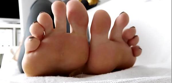  beautiful girl lovely feet tease